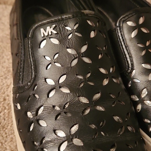 Michael Kors Women's Black Leather Slip-on Shoes w/ Laser Cutouts Size 8.5 - Picture 6 of 11
